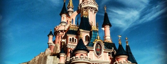 眠れる森の美女の城 is one of Disneyland Paris.