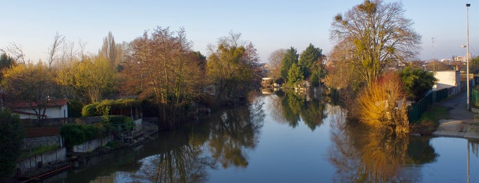 Pont de Tours is one of Le Mans.