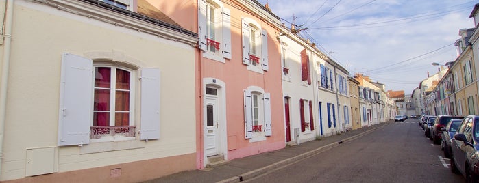 Rue Jean Nicot is one of Le Mans.