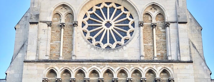 Église Notre-Dame-de-Sainte-Croix is one of Le Mans.