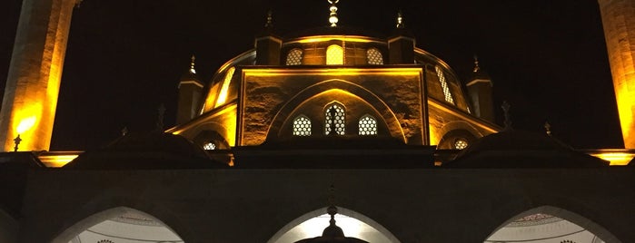 Yeni (Valide-i Cedid) Camii is one of ISTAMBUL.