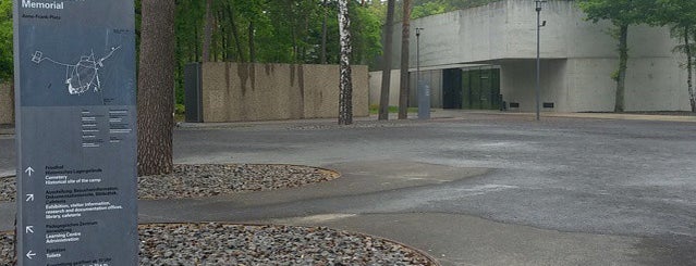 Gedenkstätte Bergen-Belsen is one of Lieux qui ont plu à Rickard.