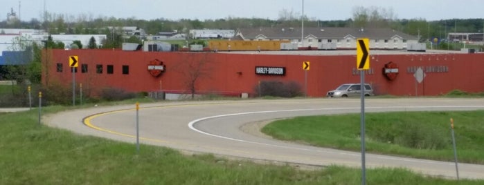 Capitol Harley-Davidson is one of Lieux qui ont plu à Ernesto.