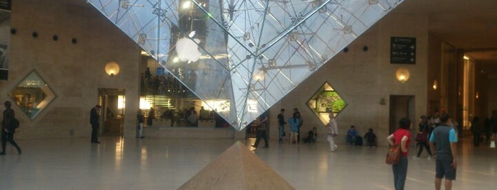 Apple Carrousel du Louvre is one of Paris.