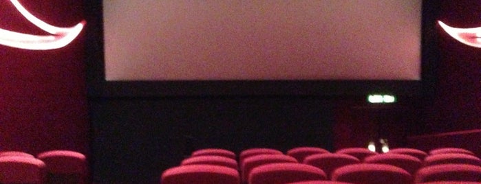 Windsor Cinema 皇室戲院 is one of Lugares favoritos de Jennifer.