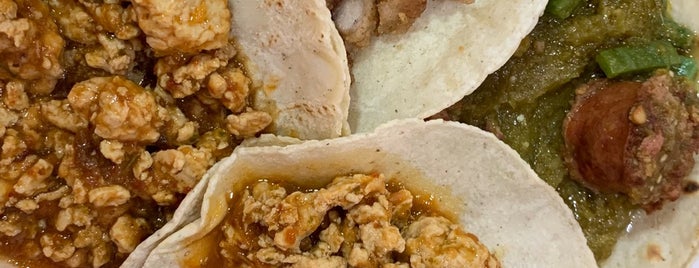 Tacos de Guisado "El Güero" is one of Sitios 2017.