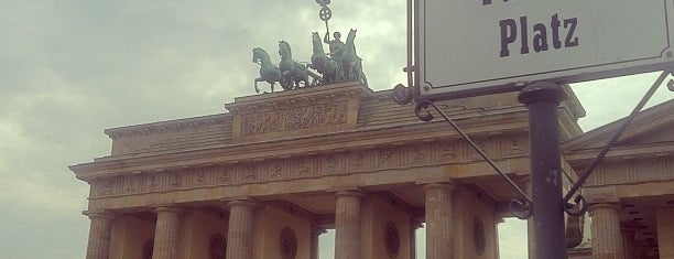 Brandenburg Kapısı is one of Great Spots Around the World.