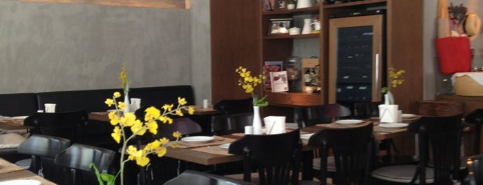 Alessandro & Frederico Café is one of Tempat yang Disukai Dade.