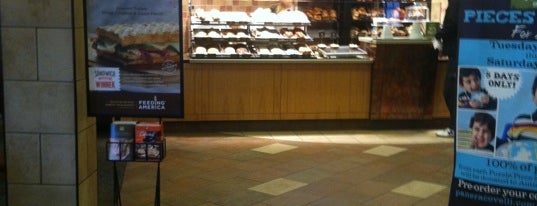 Panera Bread is one of สถานที่ที่ Andrew ถูกใจ.