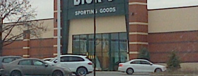 DICK'S Sporting Goods is one of สถานที่ที่ Stephanie ถูกใจ.