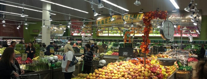 Fresh Thyme Farmers Market is one of Zach’s Liked Places.