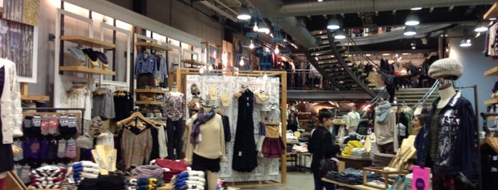 Urban Outfitters is one of Lieux qui ont plu à Mark.