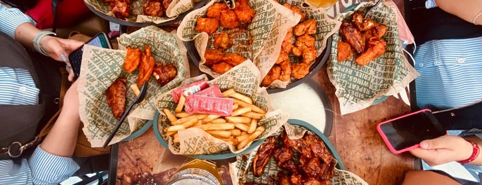 Wingstop is one of Lugares para comer.