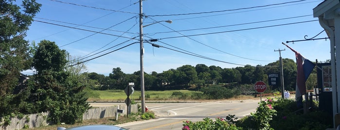 Osterville Fish Market is one of สถานที่ที่ Matthew ถูกใจ.