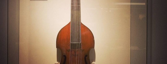 Yale University Collection of Musical Instruments is one of New Haven.