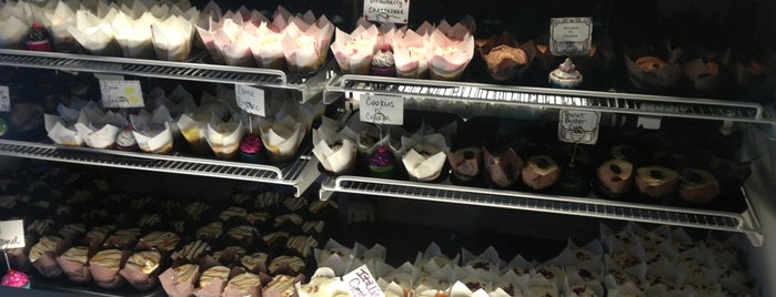 Fat Bottom Girl Cupcakes is one of Lugares favoritos de Mike.