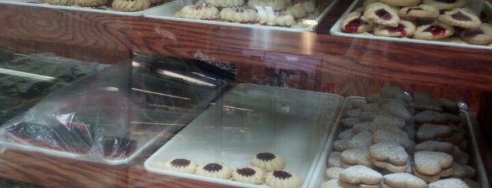 Rispoli Pastry Shop is one of Lugares favoritos de Alan-Arthur.