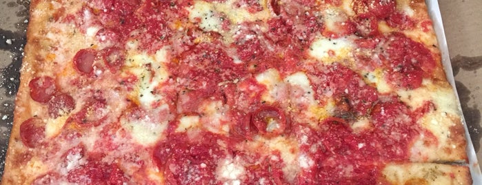 Brooklyn Square Pizza is one of Lugares favoritos de Eileen.