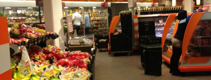 Albert Heijn is one of Orte, die Theo gefallen.