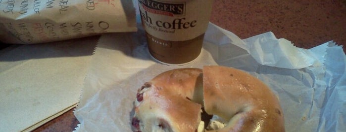 Bruegger's Bagels is one of Harryさんのお気に入りスポット.