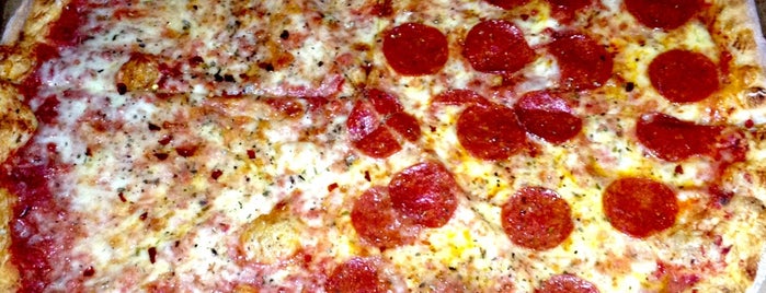 Gino's NY Pizza is one of Lugares favoritos de Bryan.