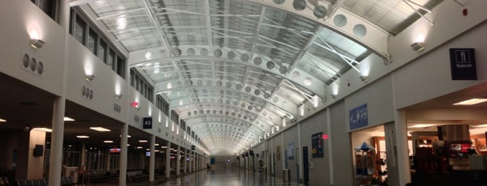 South Bend International Airport (SBN) is one of Lugares favoritos de Anne.