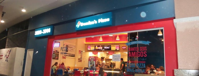 Domino's Pizza is one of Tempat yang Disukai Natália.