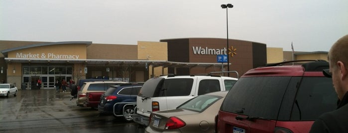 Walmart Supercenter is one of สถานที่ที่ Phyllis ถูกใจ.