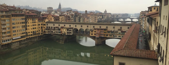 Ponte Vecchio is one of Lieux qui ont plu à CaliGirl.