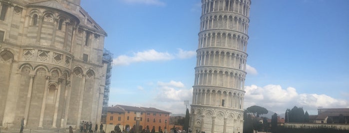 Torre di Pisa is one of Tempat yang Disukai CaliGirl.