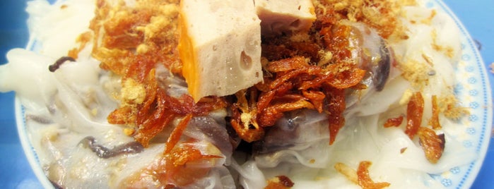 Bánh cuốn ruốc tôm is one of Hanoi food lover.