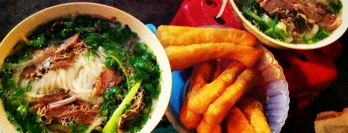 Phở vỉa hè Hàng Trống is one of Hanoi food.