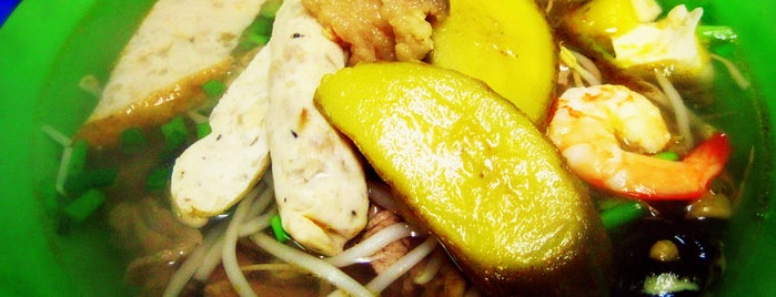 Bun Oc Bo Chua Cay Co Tuyet is one of Hanoi food lover.