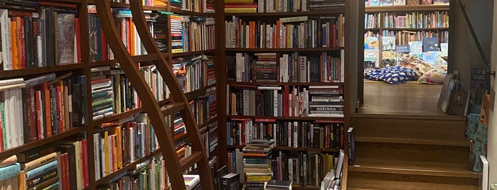 Книжные магазины и библиотеки