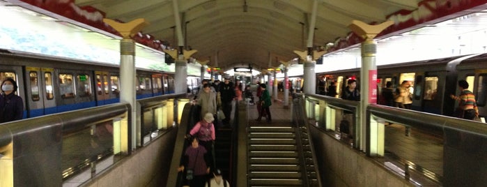 MRT Jiantan Station is one of Markets.