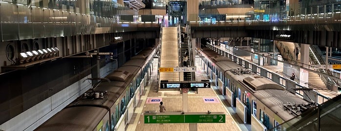 Takanawa Gateway Station is one of Tokyo JR Yamanote Line.
