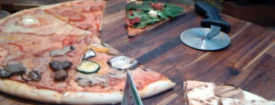 Pizza Pazza is one of Recomendados.