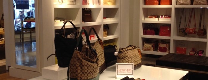 COACH Outlet is one of Locais curtidos por Paula.