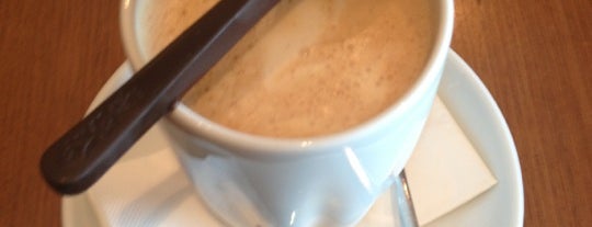 Kahve Dünyası is one of Tempat yang Disukai Emel.