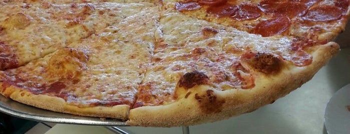 Brooklyn Pizza Co. is one of Locais curtidos por Elena.