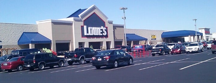 Lowe's is one of Tempat yang Disukai Tad.