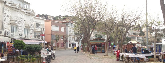 Burgazada Meydan is one of Tempat yang Disimpan Gül.