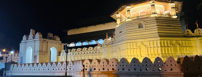 Temple of the Sacred Tooth Relic (ශ්‍රී දළදා මාළිගාව) is one of Food list.