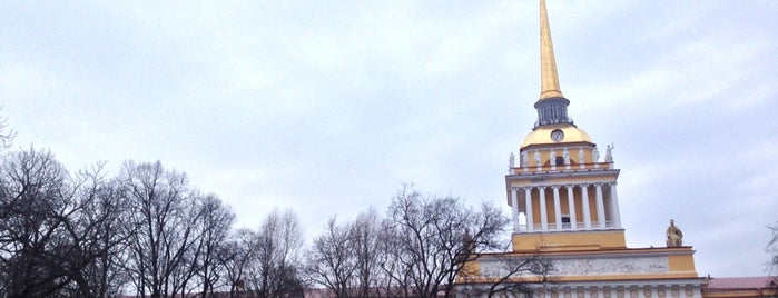 The Admiralty Building is one of Петроградище.