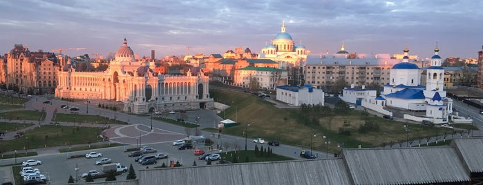 Круглая площадка на набережной с видом на Кремль is one of Казань.