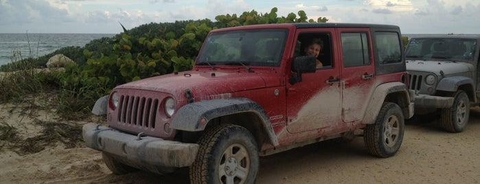 Jeep Safari is one of Tempat yang Disukai Maria.