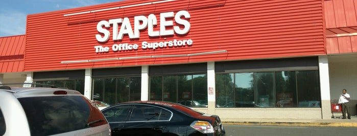 Staples is one of Lugares favoritos de Edward.