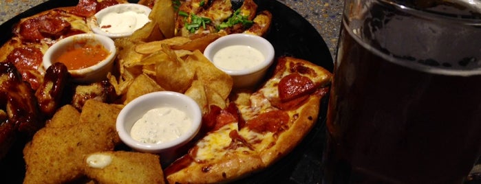 Boston's The Gourmet Pizza is one of Nydia'nın Beğendiği Mekanlar.
