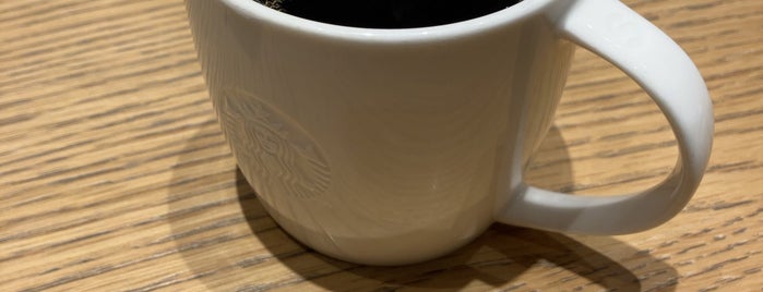 Starbucks is one of 新宿のお店.