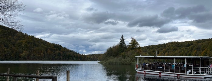 Boat Tour on Kozjak Lake is one of Orte, die Tom gefallen.